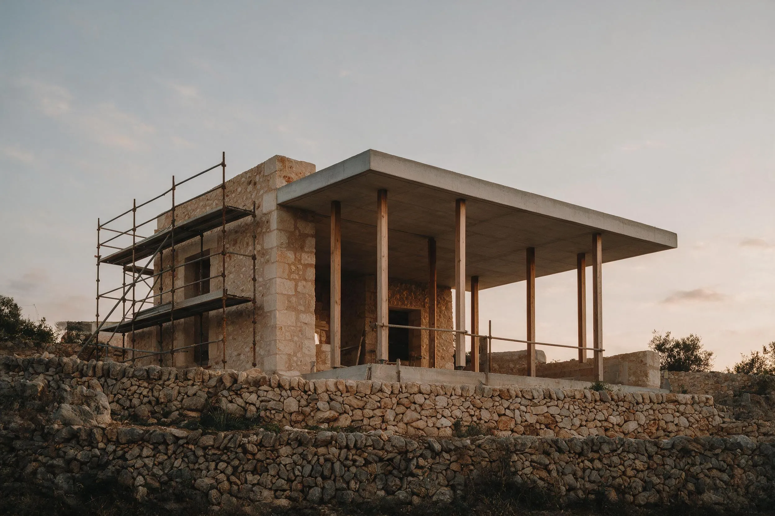 Casa en construcción en Mallorca con la estructura terminada y el porche apuntalado