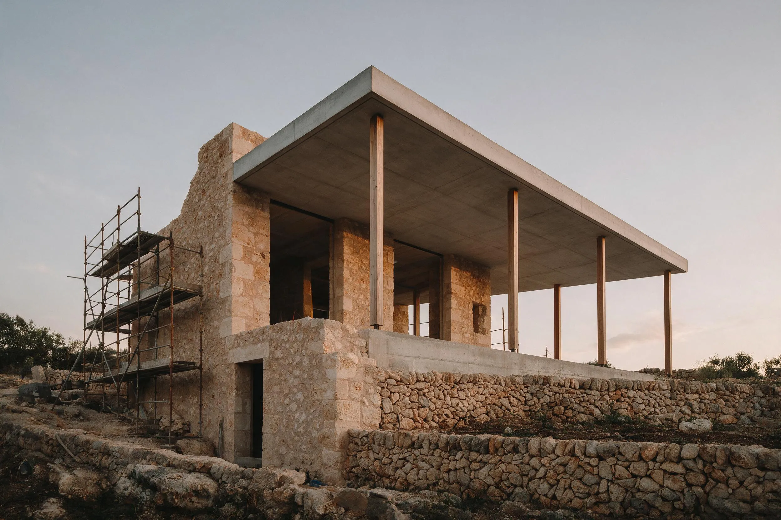 Forjado y encofrado de madera en una obra de Mallorca durante la fase de estructura