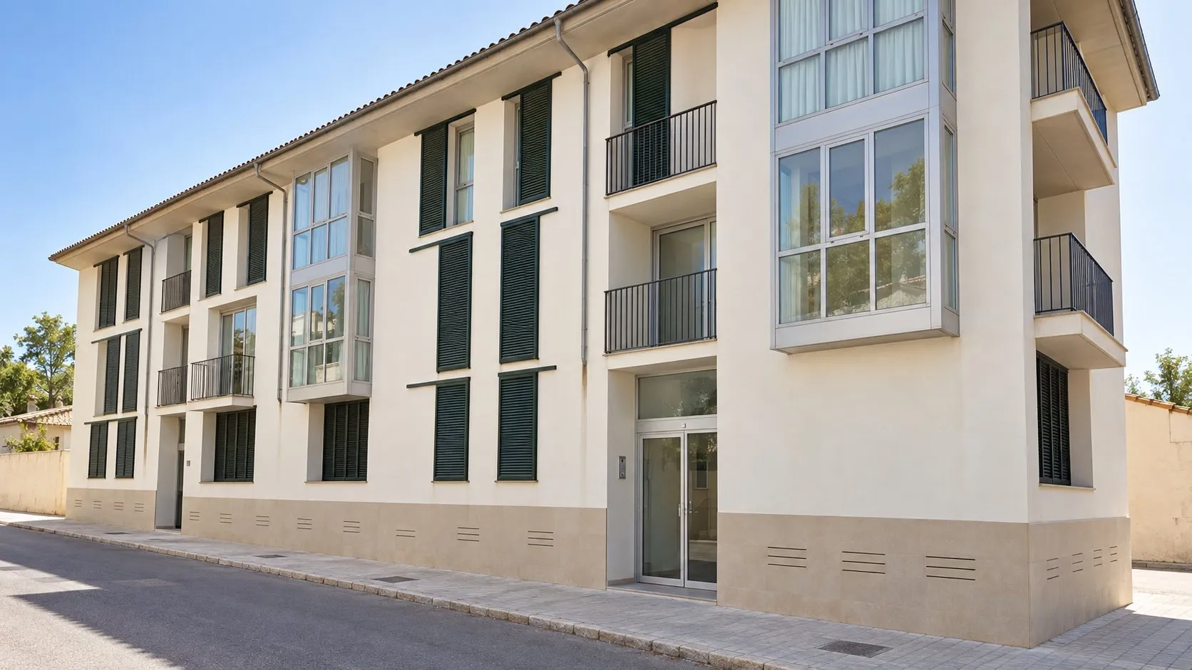 Portal de acceso del edificio del carrer Formentor de Pollença