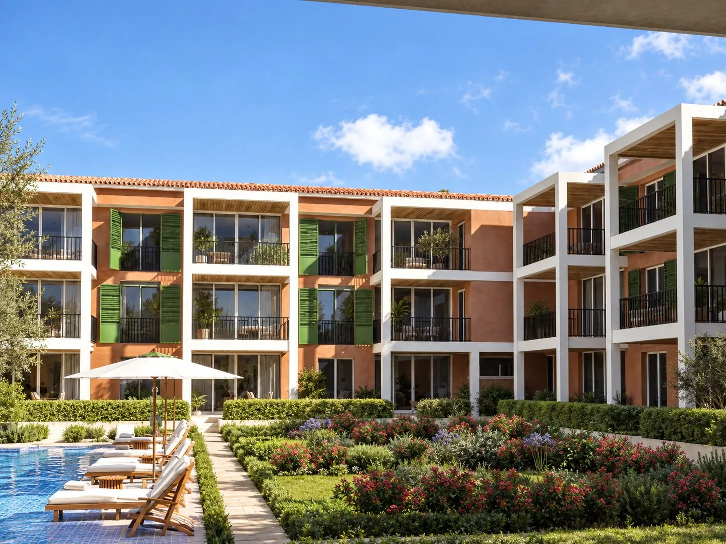 Jardín común de Port Verd con parterres y sombrillas junto a la piscina